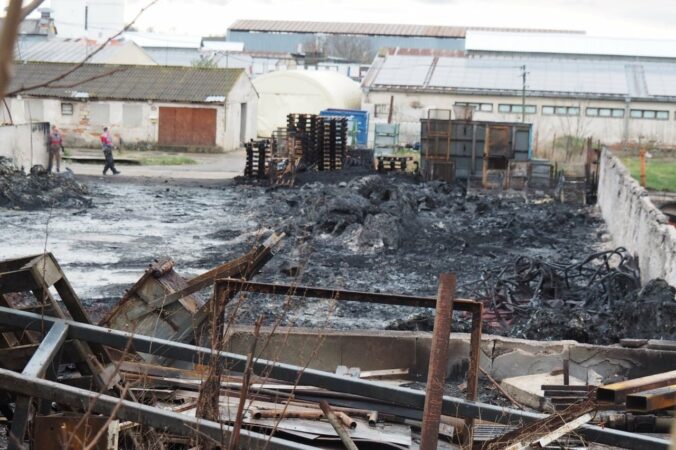 Vo Zvončíne horela odpadová fólia, zásah si vyžiadal desiatky profesionálnych a dobrovoľných hasičov – FOTO