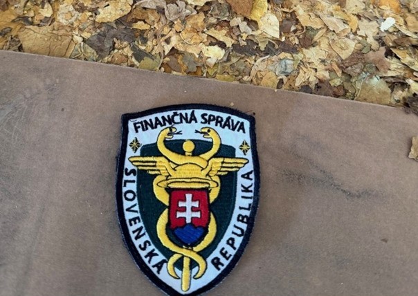 Colníci odhalili obrovský nelegálny sklad, zaistili tisíce e-cigariet a milión náplní bez známky