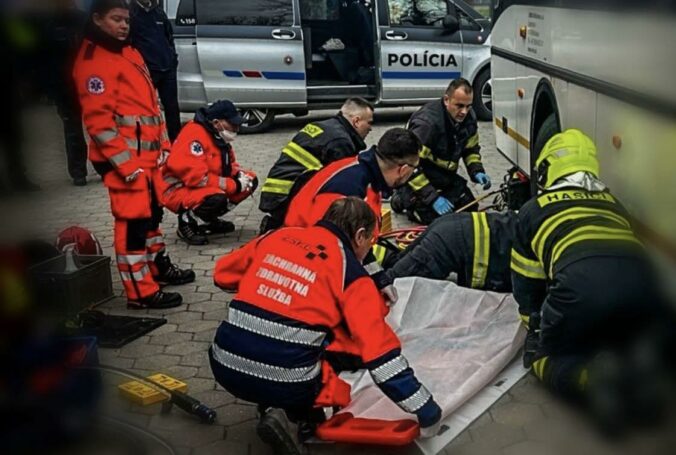 Tragédia na autobusovej stanici v Strážskom, po zrážke s autobusom človek zomrel – FOTO