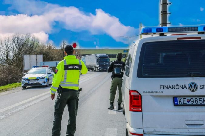 Policajti počas Veľkej noci posilnia dohľad nad cestnou premávkou, vyzývajú aj na rešpekt voči ženám a dievčatám