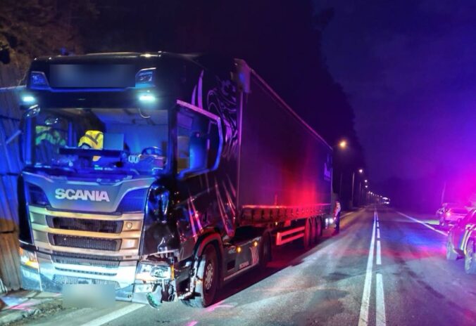 Tragédia v Ružomberku. Chodec neprežil zrážku s nákladiakom, kráčal stredom cesty – FOTO