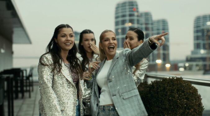 Dara Rolins je tu „Znova a zas“, tentoraz s videoklipom mapujúcim spomienky z kariérnych úspechov i života – VIDEO, FOTO