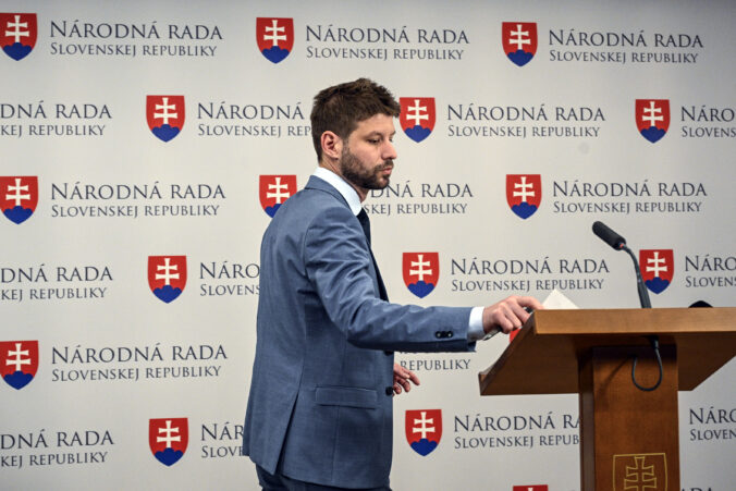 Šimečka v prieskume dôveryhodnosti stratil pozíciu lídra opozície, Fico je na delenom treťom mieste