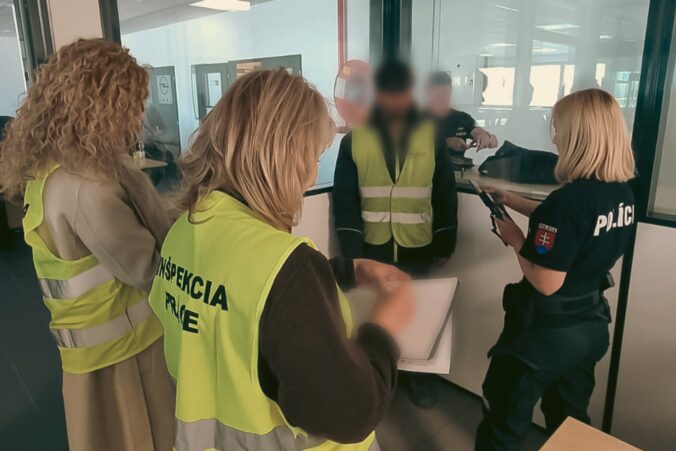 Polícia spolu s inšpektorátom práce odhalila v Trnave nelegálnu prácu cudzincov, vyhostila 13 ľudí