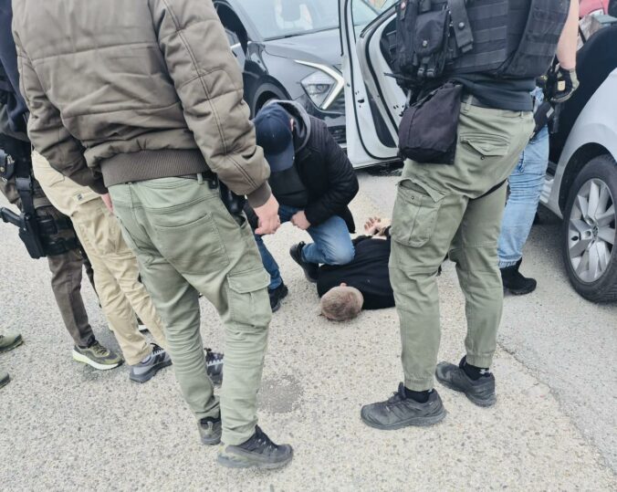 Hľadaný muž skončil v rukách polície, je podozrivý z viacerých trestných činov – FOTO