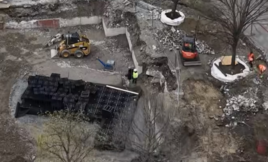 Živé námestie sa mení krok za krokom, práce prebiehajú na viacerých miestach naraz – VIDEO