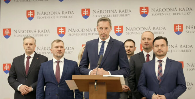 KDH kritizuje Ficovu vládu, ekonomika podľa hnutia upadá a prioritou sú zmeny volebných zákonov – VIDEO