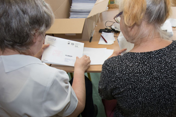 Krajanské spolky odmietajú zrušenie voľby poštou zo zahraničia. Apelujú na poslancov, aby návrh neschválili