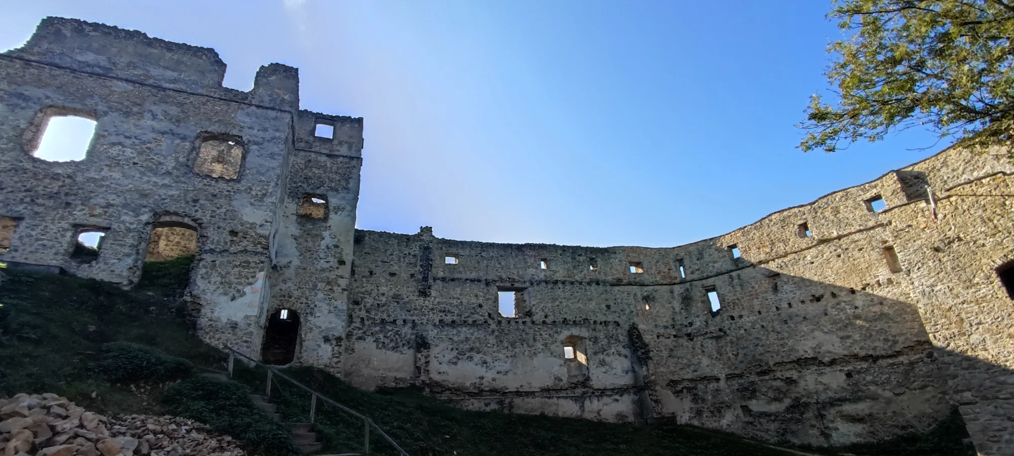 Z Považského hradu na Dzedovu ric